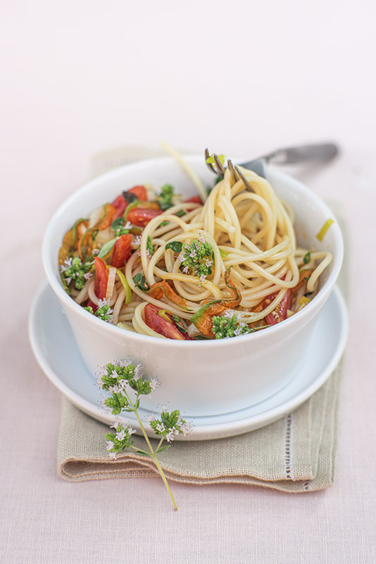 SPAGHETTI CON PORRI SEDANO FIORI DI ZUCCA POMODORINI ORIGANO FRESCO FIORI DI ORIGANO – 6036