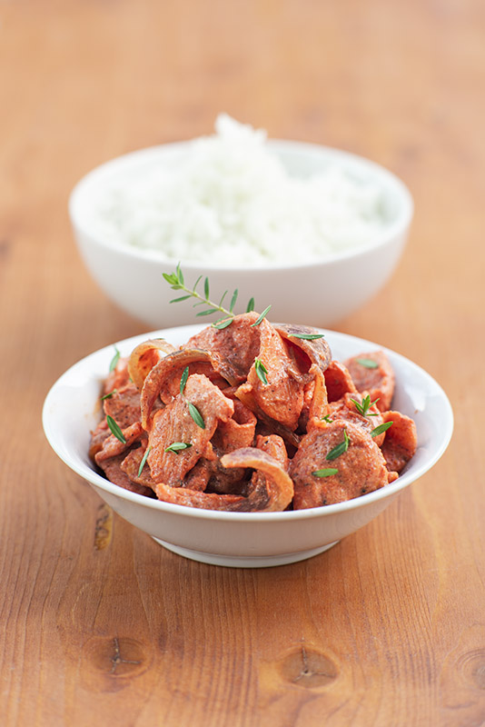 STRACCETTI DI POLLO SALTATI CON CIPOLLE ROSSE YOGURT TANDOORI SANTOREGGIA RISO BASMATI - 5964