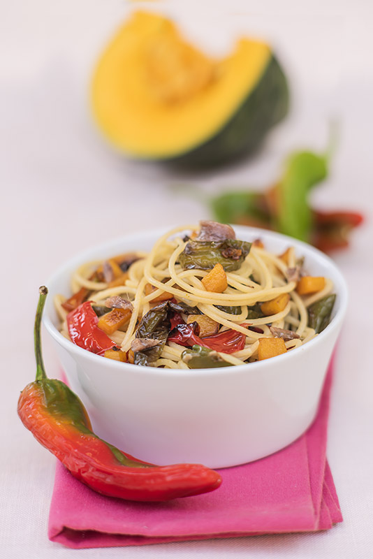 SPAGHETTI CON PEPERONI FRIGGITELLI DADINI DI ZUCCA ACCIUGHE - 5979