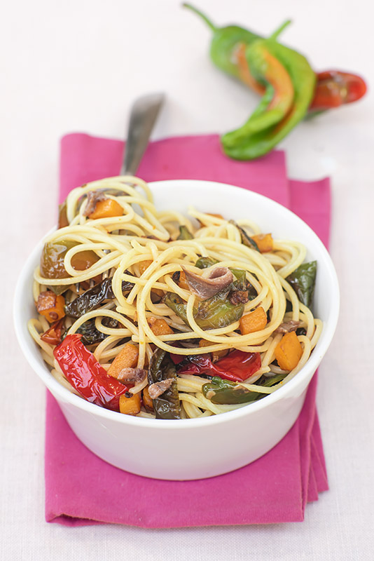 SPAGHETTI CON PEPERONI FRIGGITTELLI DADINI DI ZUCCA ACCIUGHE - 5979