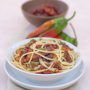 SPAGHETTI CON PESTATO DI FRIGGITELLI E POMODORI SECCHI SALTATO CON PORRI E AGLIO - 6010