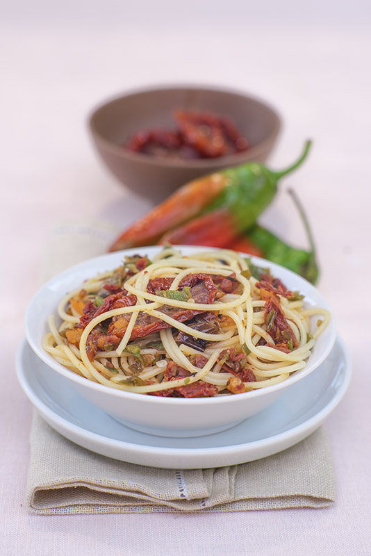 SPAGHETTI CON PESTATO DI FRIGGITELLI E POMODORI SECCHI SALTATO CON PORRI E AGLIO - 6010