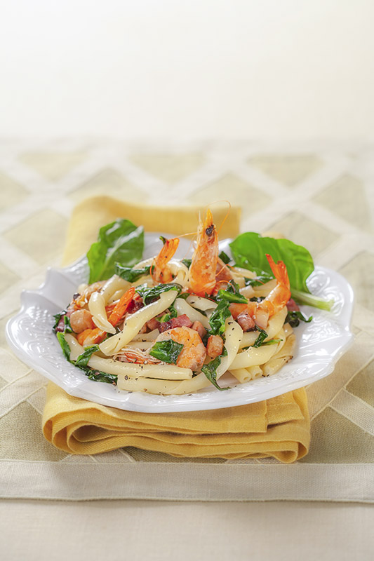 FUSILLI AL TORCHIO CON CIPOLLE ERBETTE PANCETTA GAMBERI - 6073