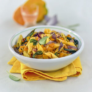 MEZZE PENNE CON CIPOLLE ROSSE AGLIO ACCIUGHE PEPERONI GIALLI SALVIA GRAPPA - 6894