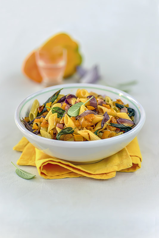 MEZZE PENNE CON CIPOLLE ROSSE AGLIO ACCIUGHE PEPERONI GIALLI SALVIA GRAPPA - 6894