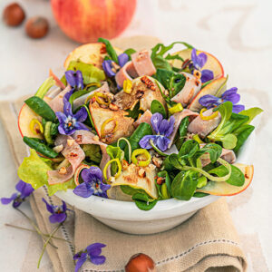 INSALATA DI MISTICANZA CON PROSCIUTTO COTTO MELE VIOLETTE PORRI NOCCIOLE ACETO BALSAMICO - 0042