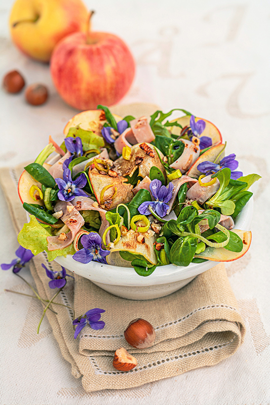 INSALATA DI MISTICANZA CON PROSCIUTTO COTTO MELE VIOLETTE PORRI NOCCIOLE ACETO BALSAMICO - 0042