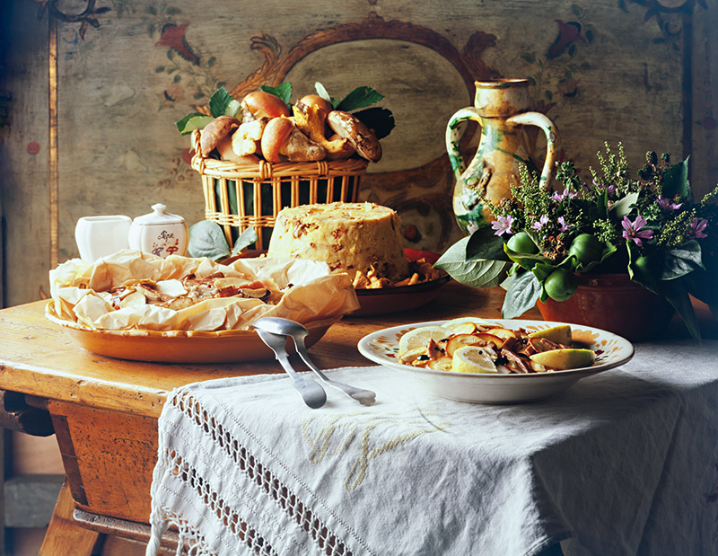 TAVOLA AI FUNGHI - TIMBALLO DI TAGLIATELLE AI FUNGHI, FESA AL CARTOCCIO E PORCINI, OVOLI ALLA CAMOGLINA - GI145870 - 0420 - immagine 1