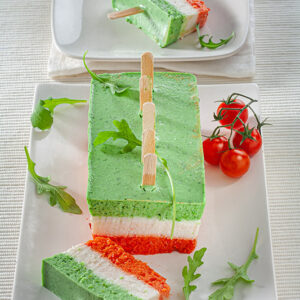 MATTONELLA TRICOLORE CON MOUSSE DI BROCCOLI E RUCOLA CAVOLFIORE PORRI SESAMO PEPERONE E POMODORO - 1317