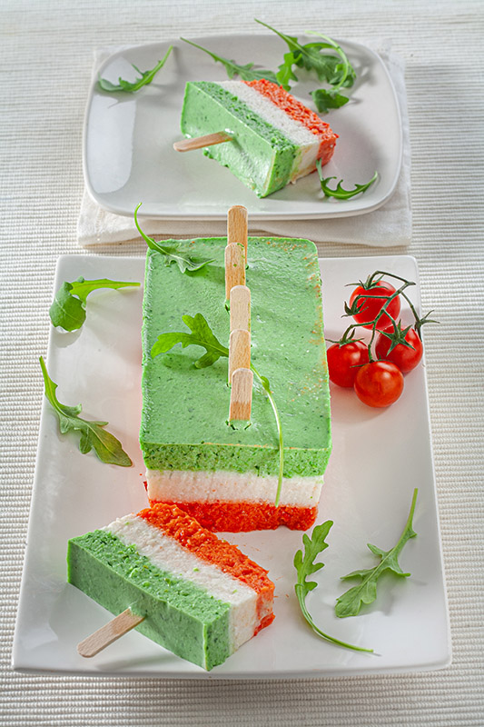 MATTONELLA TRICOLORE CON MOUSSE DI BROCCOLI E RUCOLA CAVOLFIORE PORRI SESAMO PEPERONE E POMODORO - 1317