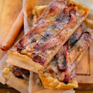 SFOGLIA CON WURSTEL VIENNESI PANCETTA AFFUMICATA EMMENTAL SEMI DI PAPAVERO - 6702