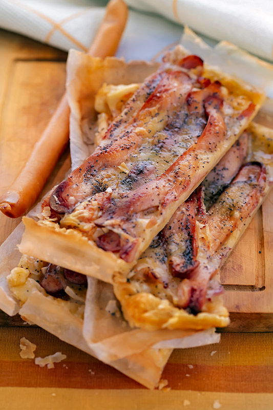 SFOGLIA CON WURSTEL VIENNESI PANCETTA AFFUMICATA EMMENTAL SEMI DI PAPAVERO - 6702