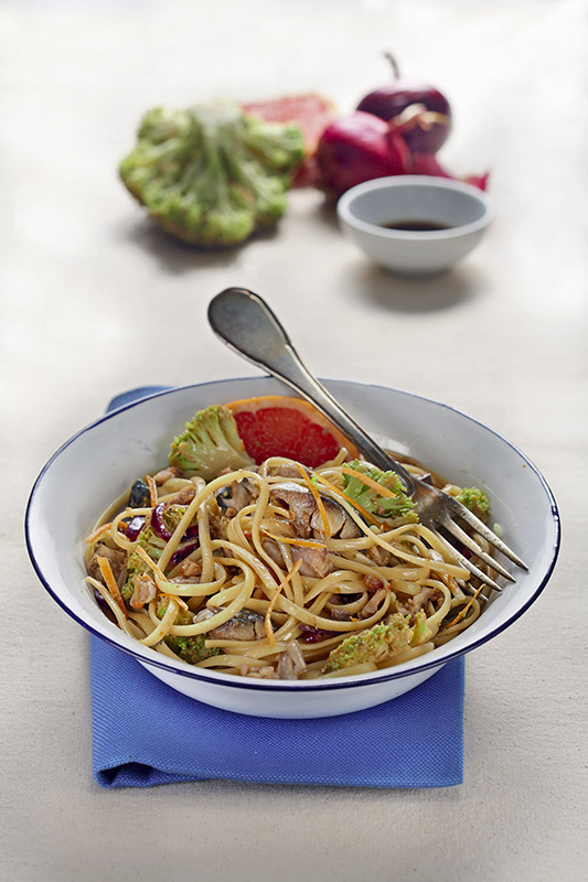 LINGUINE CON SARDE E SGOMBRO POMPELMO ROSA BROCCOLI SALSA WORCESTER CIPOLLA ROSSA - 9310