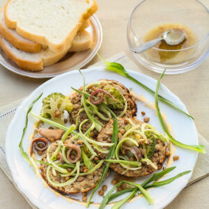 GALLETTE DI LENTICCHIE PANGRATTATO UOVA CON BROCCOLI PUNTARELLE E SALSINA ALLE ACCIUGHE - 9915