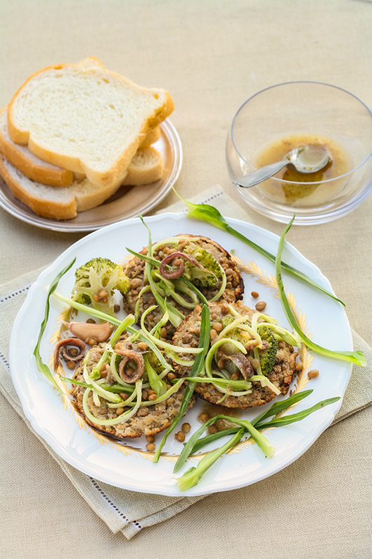 GALLETTE DI LENTICCHIE PANGRATTATO UOVA CON BROCCOLI PUNTARELLE E SALSINA ALLE ACCIUGHE - 9915