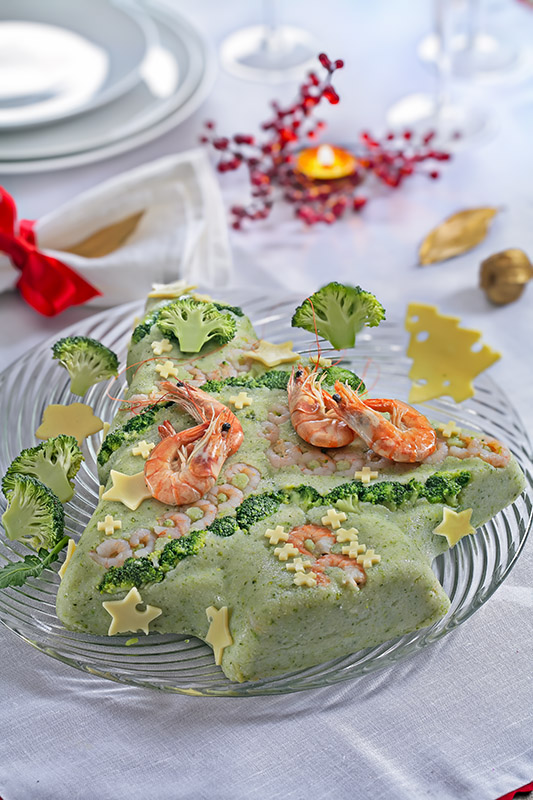 ALBERO DI NATALE DI POLENTA BIANCA AI BROCCOLI CON GAMBERETTI E GAMBERONI - 9899