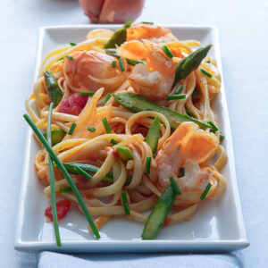 LINGUINE CON SCALOGNI POMODORO SCAMPI E ASPARAGI - 6062