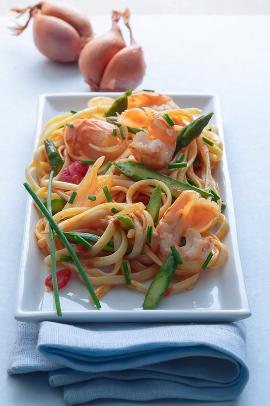 LINGUINE CON SCALOGNI POMODORO SCAMPI E ASPARAGI - 6062