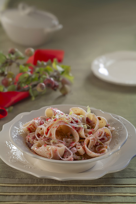 CONCHIGLIONI DI NATALE CON PANCETTA INDIVIA BELGA UOVA DI LOMPO ROSSE - 3816